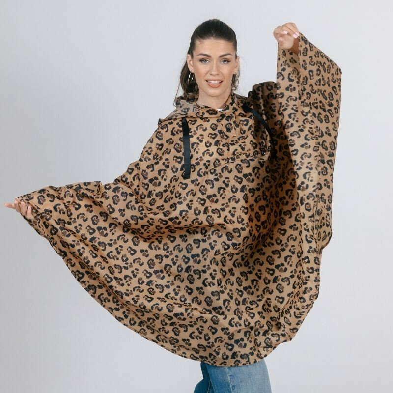 Alt-tekst afbeelding: SMATI Luxus Regenponcho f&uuml;r Damen mit Leopardenmuster in Camel und Schwarz